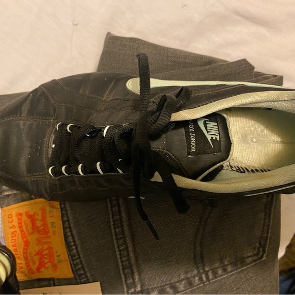 A pair of Nike Shox size 10.5 And 1 pair of Levi’s mens jeans cut 514 size 29/30 - Picture 3 of 15